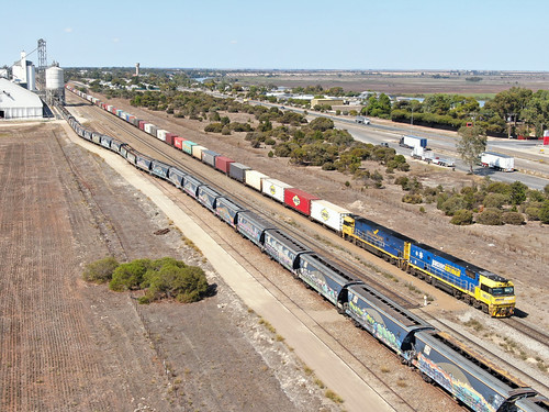 6MP1 waits for Bankers | by Aussie foamer