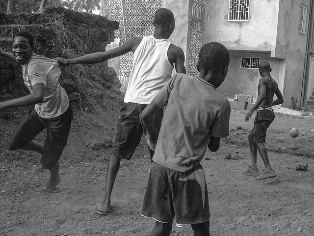 Catch me: Street game in Freetown