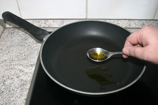 27 - Heat oil in pan / Öl in Pfanne erhitzen