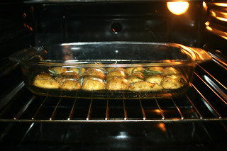 26 - Bake potatoes in oven / Kartoffeln im Ofen backen