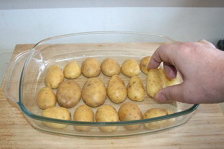 22 - Put potatoes in casserole / Kartoffeln in Auflaufform legen