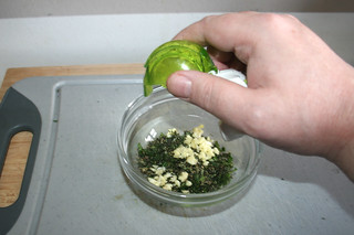 07 - Add garlic to herbs / Knoblauch zu Kräutern geben