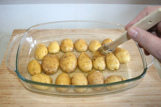 23 - Brush potatoes with oil / Kartoffeln mit Öl bestreichen