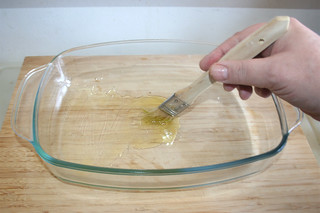 21 - Brush casserole with oil / Auflaufform mit Öl auspinseln