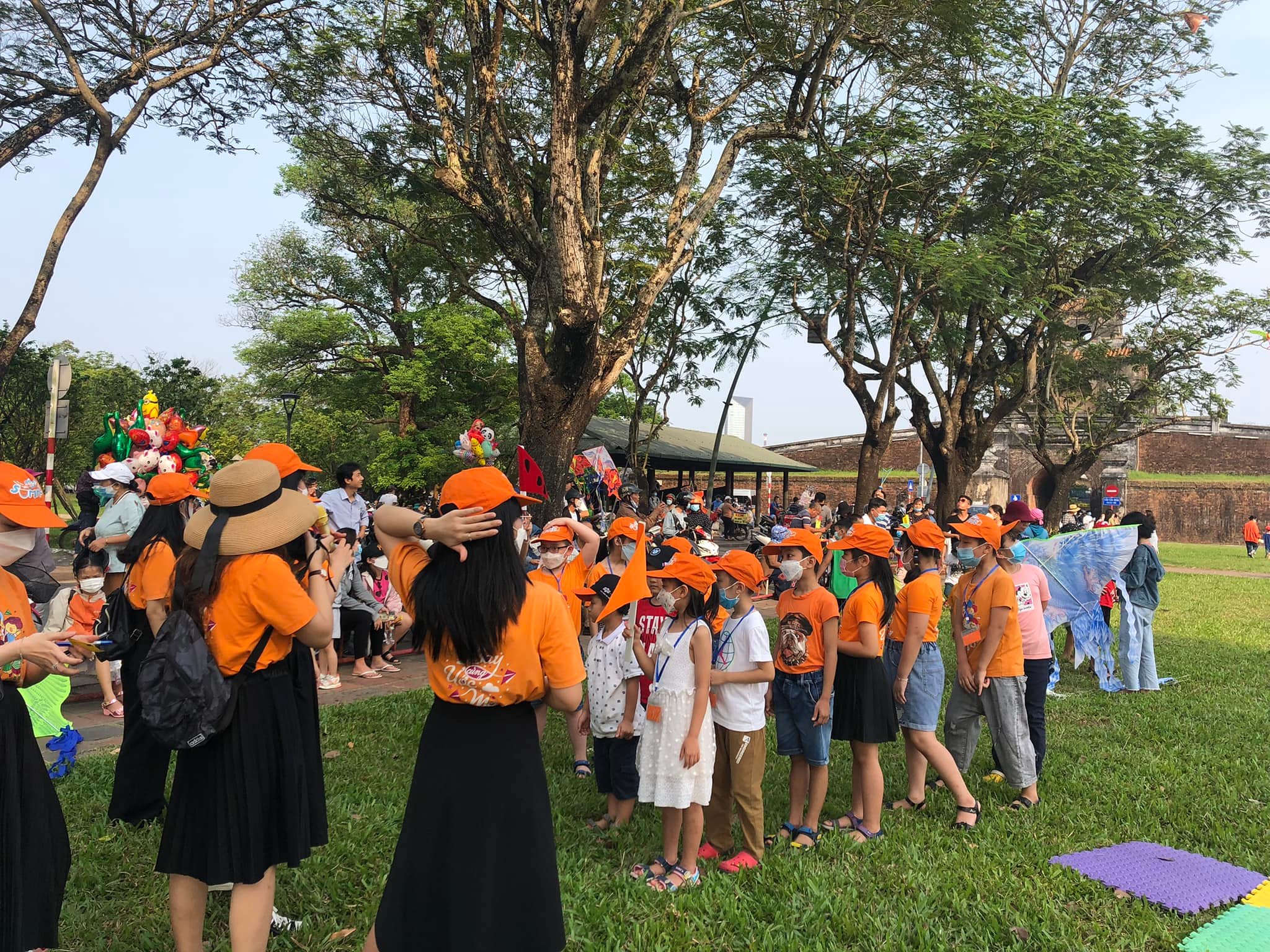 Học sinh tham gia học làm diều tại Lễ hội Diều Huế 2022