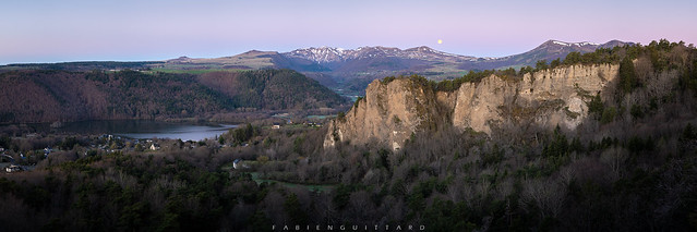 Coucher de lune sur le massif du Sancy, panorama, Auvergne, France