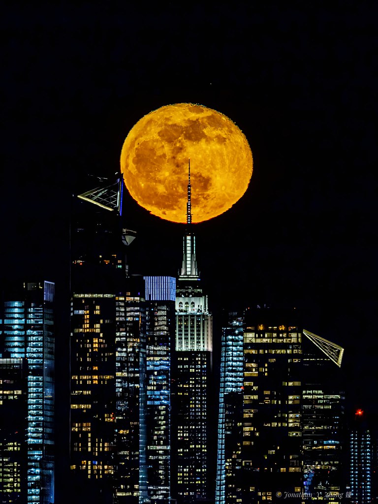 Gigantic April pink moon  rising over new york city skyline。Apr 17,2022