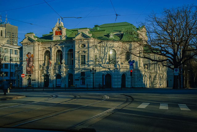 Красивое здание )) на рассвете.  Латвийский национальный театр