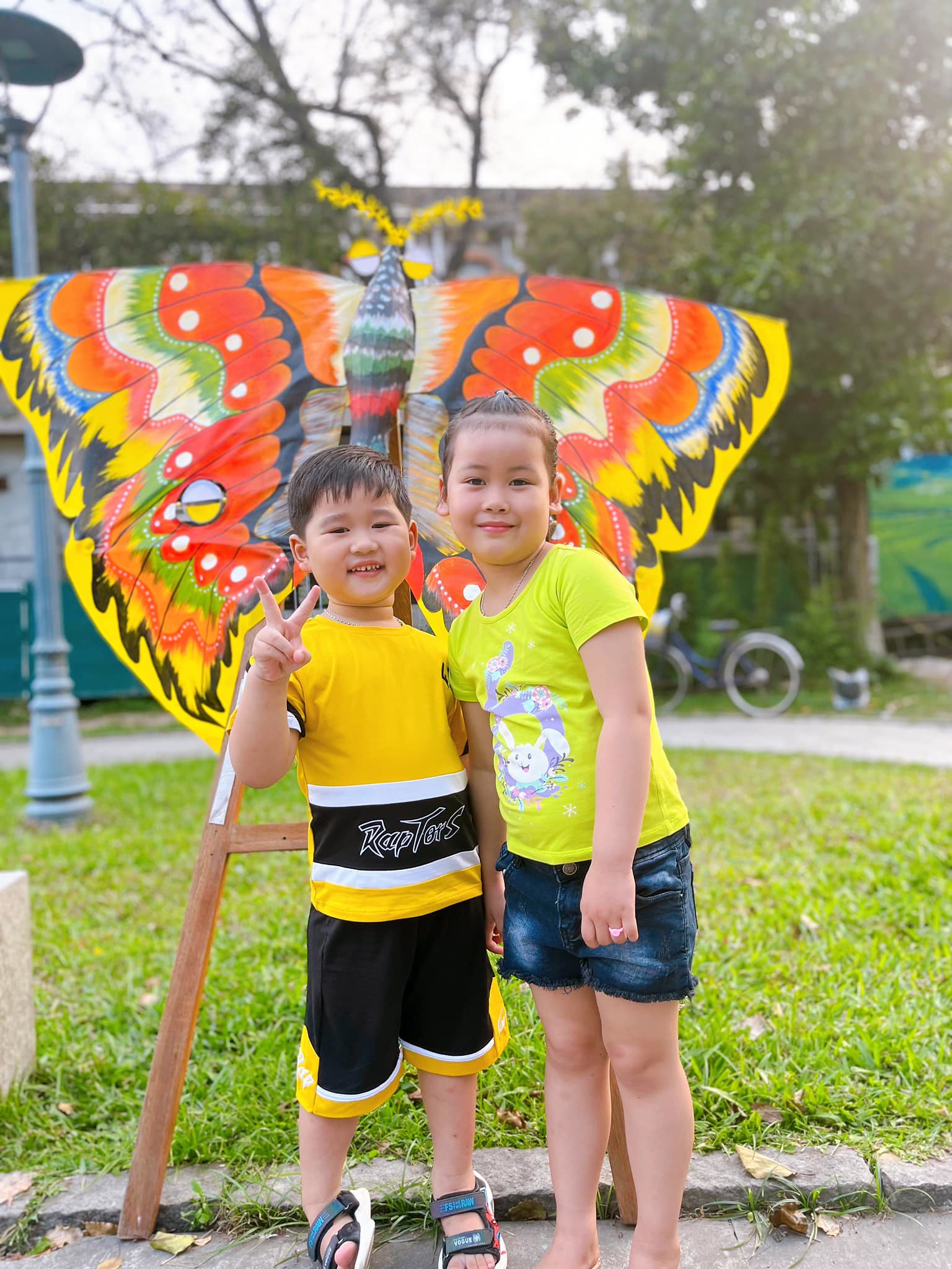 Trẻ em chụp ảnh cùng diều bướm tại Lễ hội Diều Huế 2022