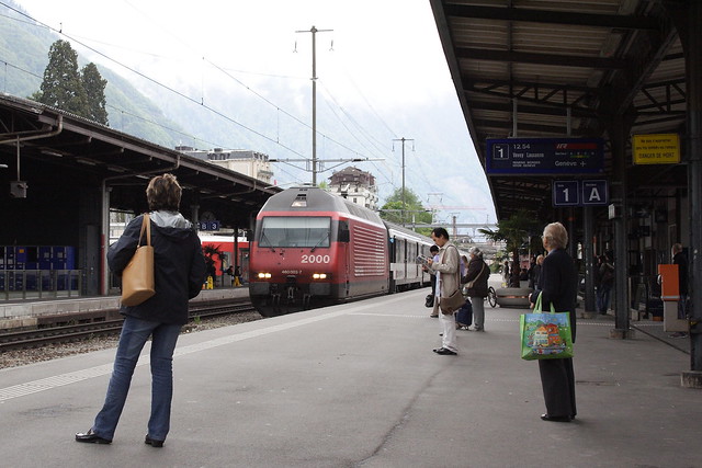 20090504 021 Montreux. 460003-7 train IR1420 11.28 Brig - Genève Aéroport