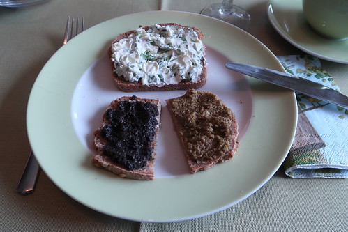 Frisch gebackenes Dinkelvollkornbrot mit Bärlauch-Frischkäse und zweierlei Olivenpaste