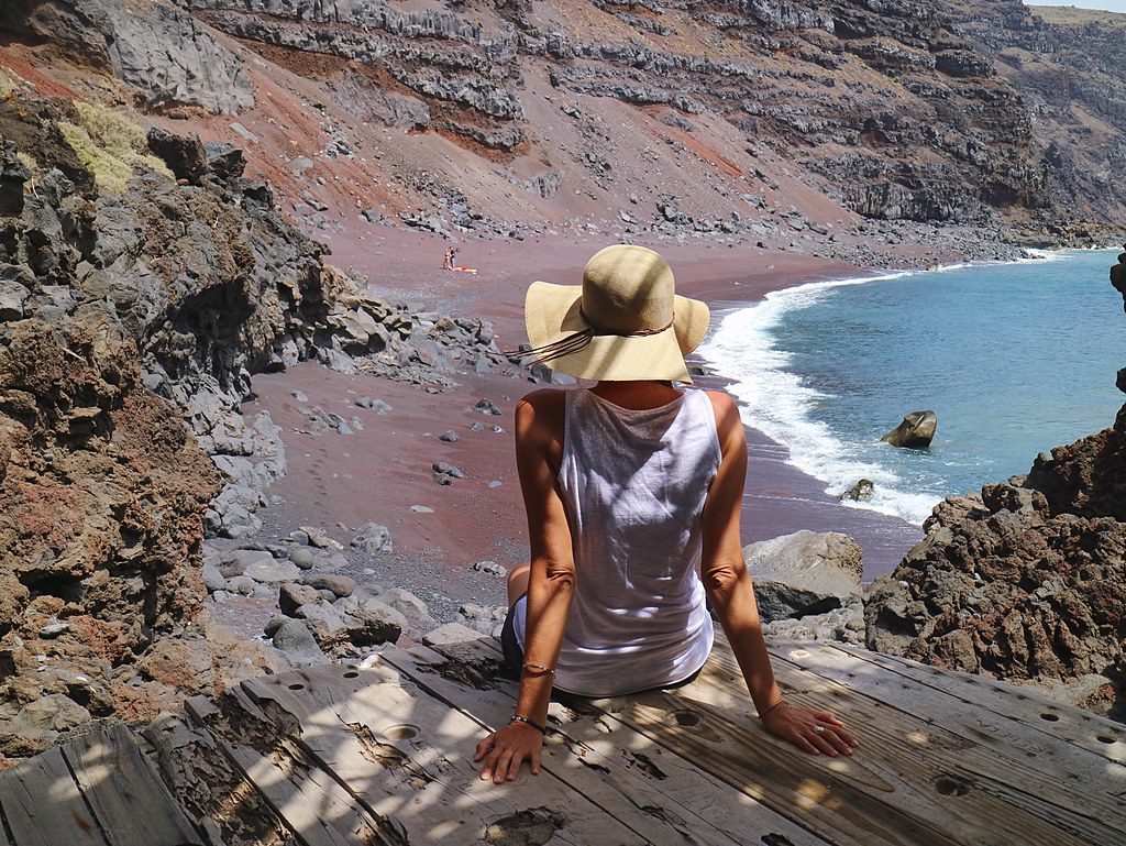 Playa de arena roja en El Hierro
