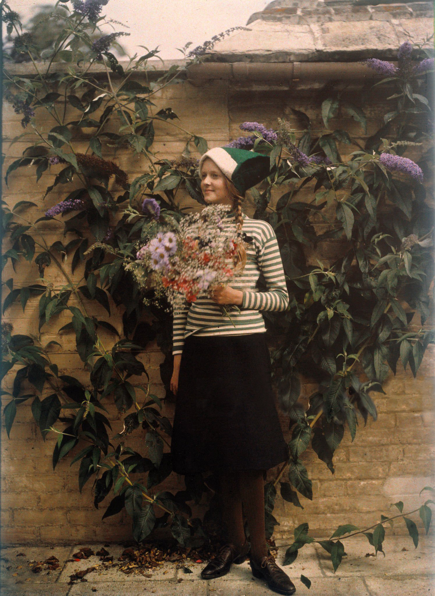 Mervyn O'Gorman :: Girl (Christina) with a bunch of flowers, ca. 1913. Autochrome. | src getty images via Flickr