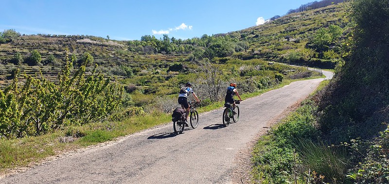 Cáceres con alforjas y mountain bike