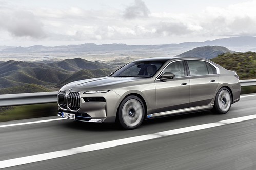 BMW i7 xDrive60 chega em dezembro com 483 km de autonomia