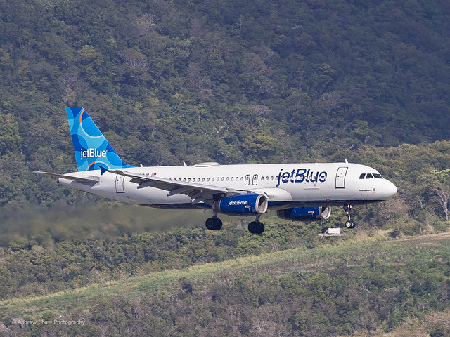 Airbus A320-232 N613JB landing in St. Kitts