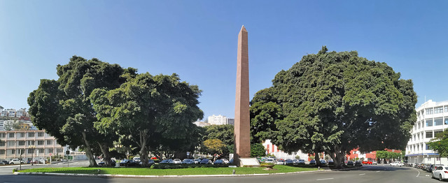 monumento escultura El Obelisco 1957 del arquitecto Juan Margarit Serradell Plaza de la Constitución Barrio de Canalejas Las Palmas de Gran Canaria