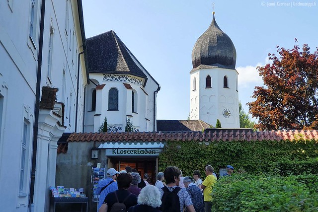 Ihmisiä luostariin vievällä kapealla käytävällä Fraueninselillä