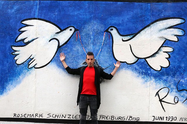 זוג יונים שלום ציור קיר  גרפיטי ברלין ציורי קירות בברלין צילום רפי פרץ דוגמן אסף הניגסברג  raphael perez assaf henigsberg