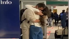 Isola dei Famosi. Jeremias Rodriguez in lacrime con la fidanzata Deborah Togni in aeroporto tornato a Milano.