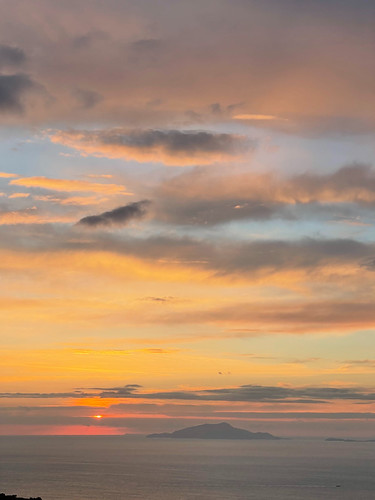 Atardecer en Sorrento by Mono Andes, Desde Monte San Constanzo, isla Ischia al fondo.
Campania, Italia.italia tramonto atardecer sunset