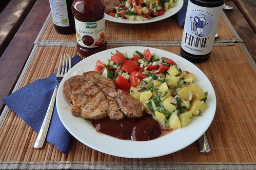 Gegrilltes Nackensteak mit Barbecue Sauce, Tomaten-Gurken-Salat und Kartoffelsalat