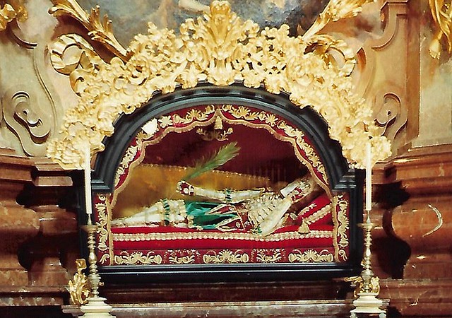 Melk, Benediktiner-Stift, Stiftskirche, Michaels-Altar, Grab eines Märtyrers (Abbey Church, St. Michael's altar, tomb of a martyr)