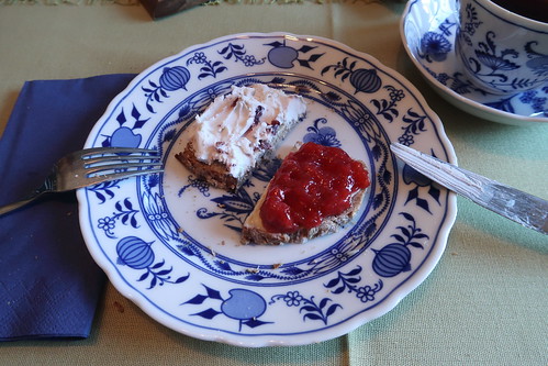 Frischkäserolle mit Cranberries sowie Kirschmarmelade auf Dinkelbrot