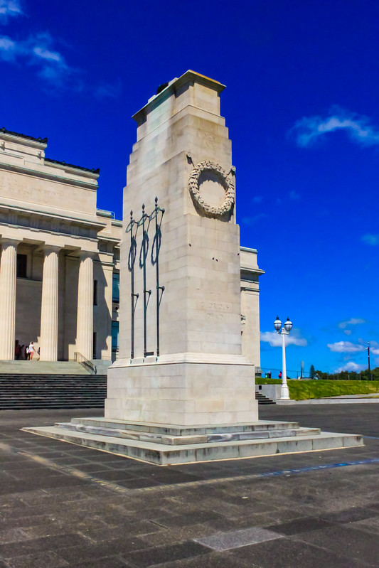 Die Kriegsgedenkstätte vor dem Auckland War Memorial Museum