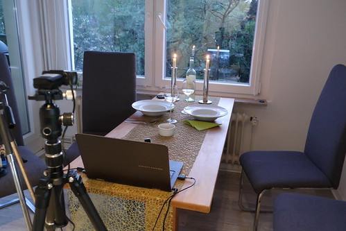 Gedeckter Tisch für gemeinsames Essen nach dem gemeinsamen Kochen mit Freunden (per Videokonferenz verbunden)