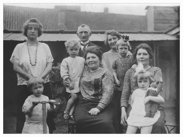 Photo de famille en habit du dimanche dans les années vingt