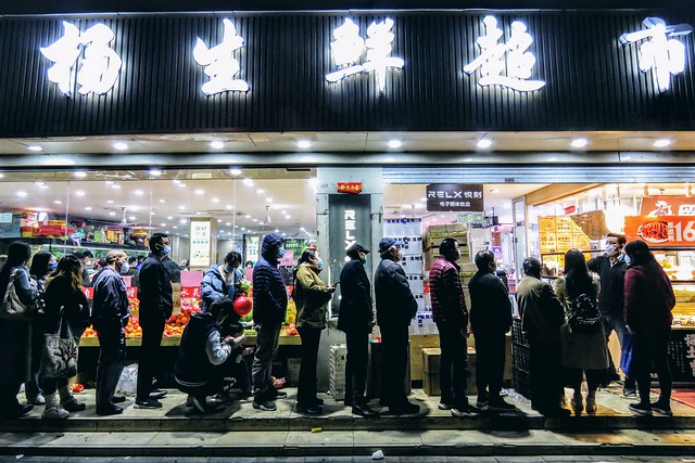 Rush for food. The bankruptcy of China's epidemic prevention strategy.