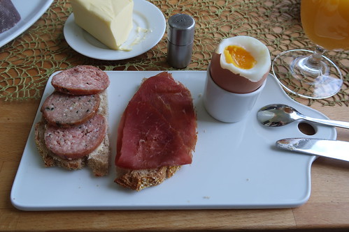Omas Mettwurst und Rauchfleisch auf Kartoffelbrot zum Frühstücksei
