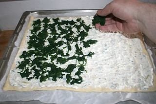 23 - Put squeezes spinach on ricotta mix / Ausgedrückten Spinat auf Ricotta verteilen