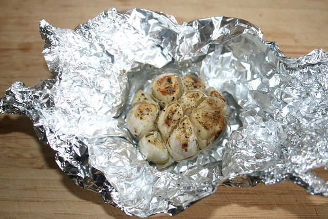 11 - Let roasted garlic cool down / Gerösteten Knoblauch abkühlen lassen