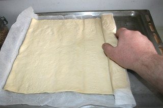 21 - Roll out pizza dough / Teig auf Backblech ausrollen
