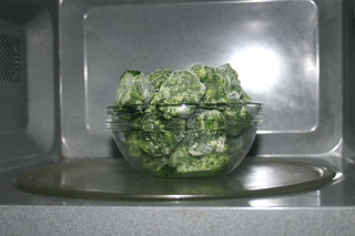 01 - Defrost spinach in microwave / Spinat in Mikrowelle auftauen