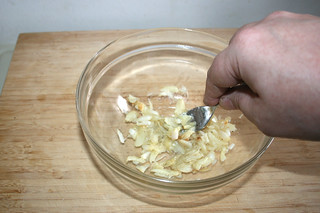 13 - Squeeze roasted garlic with fork / Geröstete Knoblauchzehen mit Gabel zerdrücken