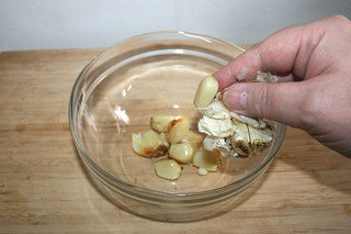 12  - Press roasted garlic cloves in bowl / Geröstete Knoblauchzehen in Schüssel drücken