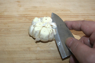 03 - Behead garlic gloves / Knoblauchzehen köpfen