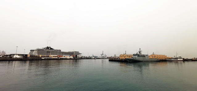 barco de Cruceros y barco militar en muelle del Puerto de La Luz Las Palmas de Gran Canaria
