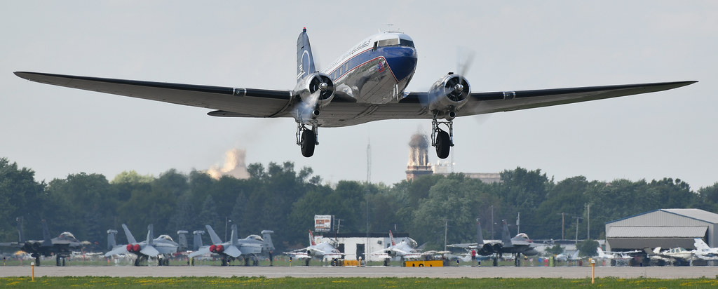 Douglas DC-3C C-47 N25641 44-32833 USAAF