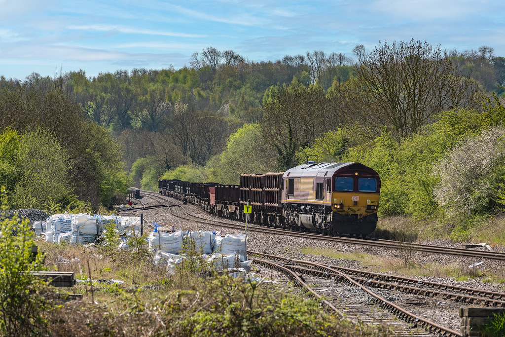 A Mixed Rake | DB Cargo Class 66/0 No. 66127 approaches Mant… | Flickr