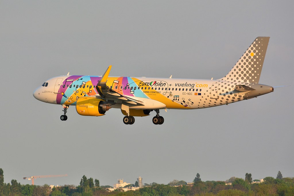 (ORY) Vueling Airbus A320 Neo EC-NDC 
