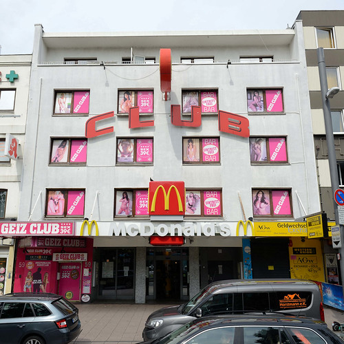 6044 Fotos aus dem Hamburger Stadtteil Sankt Pauli, Bezirk Hamburg Mitte; Bordell Geiz Club an der Reeperbahn - Eingang Schnellrestaurant McDonald's.