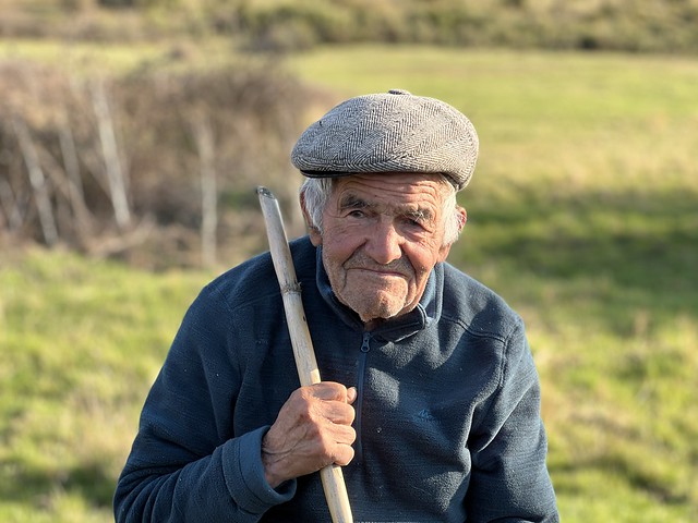 Anciano con cachaba en Montemediano (Sierra de Cameros, La Rioja)