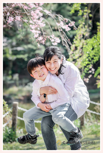 出張撮影カメラマンが撮る親子写真　桜の公園