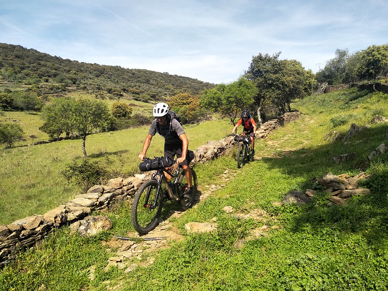 Trujillo con alforjas y mountain bike