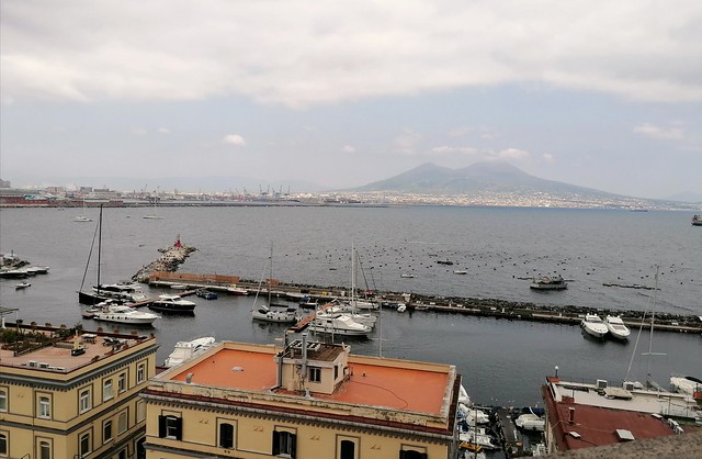 Il Vesuvio e il mare di Napoli, Italia