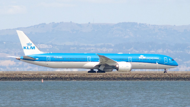 KLM Boeing 787 Dreamliner taxxing to takeoff SFO starboard profile P1013946